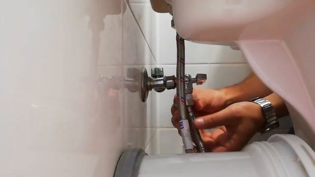 Замена гибкой подводки на санузле смотреть онлайн