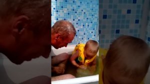 Сын моет папу