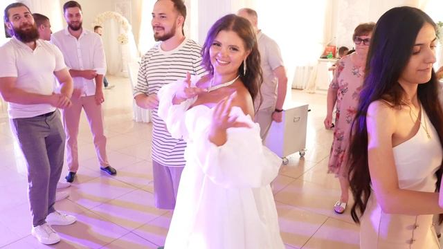 свадебное видео, длительность до трёх минут, самые яркие эмоциональные моменты свадьбы смотреть онлайн