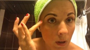 Как наносить крем вокруг глаз.