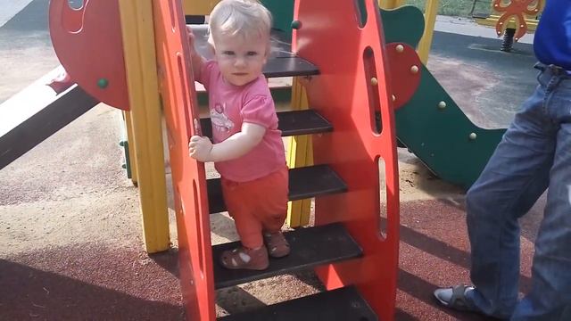 Ева гуляет на детской площадке летом (год и два с половиной месяца) VID 20190622 182209 смотреть онлайн