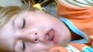 Целующийся ребёнок