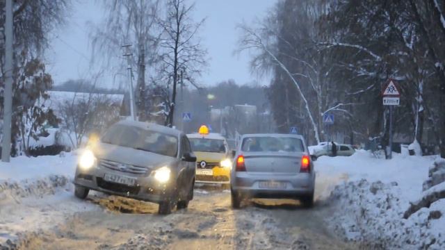 Узкая нечищенная дорога на улице Пацаевой. Пенза. 13.01.2015г. смотреть онлайн