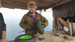 Как переделать садовую тачку в строительную, своими руками. Замена подшипников в колесе и вала.