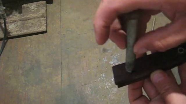 Как расклепать заклепки или люверсы на ноже своими руками смотреть онлайн