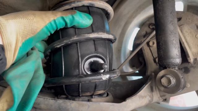 Замена заднего аммортизатора на Nissan Note E11 смотреть онлайн