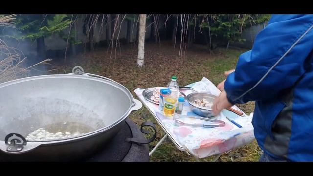 КАЛЬМАРЫ И ДРУГИЕ МОРЕПРОДУКТЫ В КАЗАНЕ НА ОТКРЫТОМ ОГНЕ ,СУПЕР смотреть онлайн