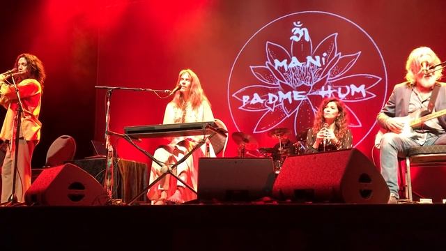 Deva Premal - with guest Regina ~ Om Mani Padme Hum ~ Live in Almere 2019 смотреть онлайн