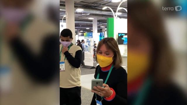 Cena de robô humanoide interagindo com pessoas impressiona e assusta ao viralizar na web смотреть онлайн