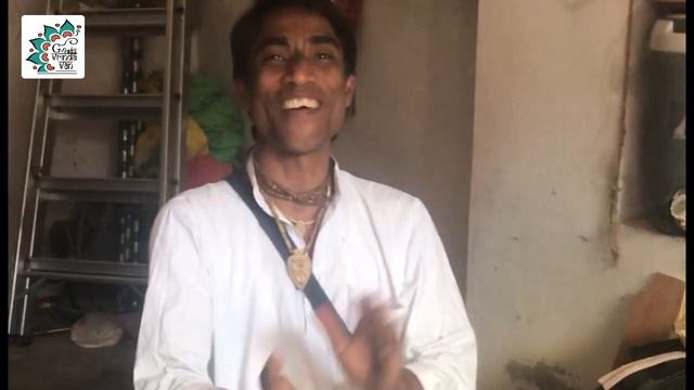 THE SINGER AT RADHAKUND PARIKRAMA, JAY JAY RADHA RAMANA HARI OM @govrindavan108 смотреть онлайн