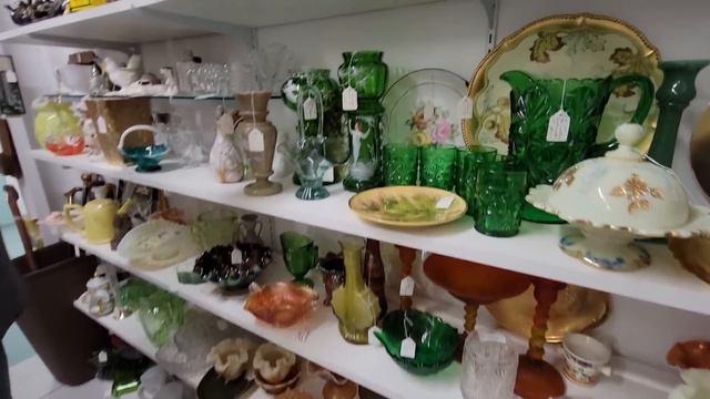 Antique Mall FULL of Fenton & Fairy Lamps! | Antique Shopping In Kentucky | Bright's Antique World смотреть онлайн