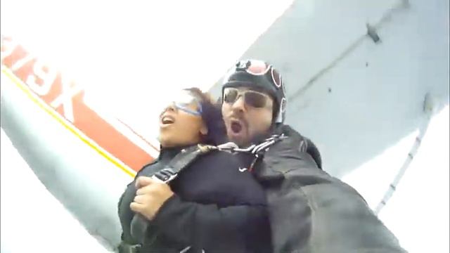 4045 Andrea has a killer time skydiving with Voodoo at Skydive Surfcity! смотреть онлайн