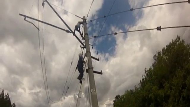 мужчина сидел на столбе смотреть онлайн