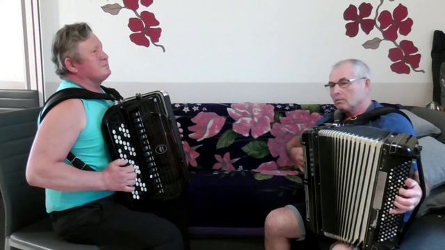 НАД ОКОШКОМ МЕСЯЦ - играет СЕДОЙ БАЯНИСТ с ДРУОМ ! смотреть онлайн