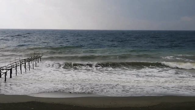 28 ЯНВАРЯ ШТОРМИТ НА МОРЕ. ТУРЦИЯ 2023. смотреть онлайн