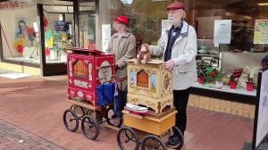 Весёлые, не унывающие  пенсионеры. Музыкальный  инструмент, Шарманка.