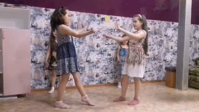 Поем песню на видео с собственным сочинением. Мы очень много раз переснимали это видео смотреть онлайн