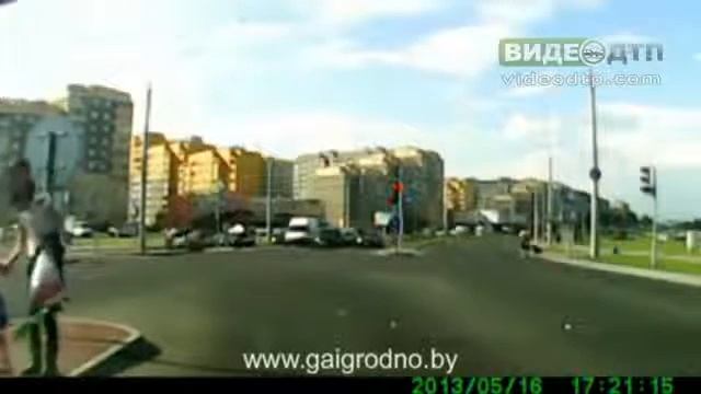 Ребенок на Соломовой перегибающий дорогу на красный Кормушка Уникальное Фото Видео Приколы Гифки смотреть онлайн