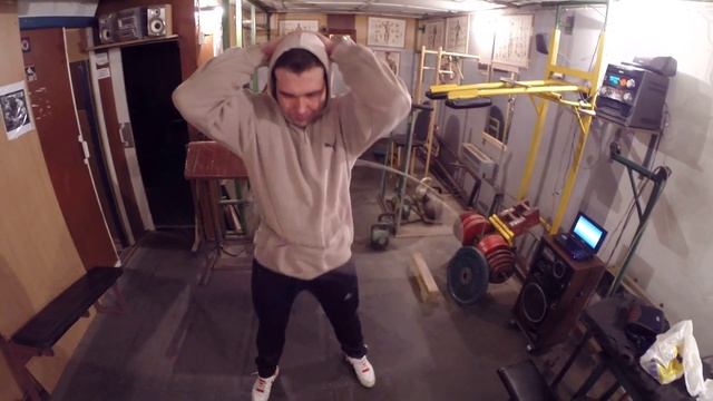Качок крутит ОБРУЧ ДЛЯ ТАЛИИ смотреть онлайн