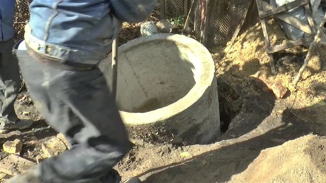 Как опустить бетонное кольцо в яму ДОМКРАТОМ без КРАНА смотреть онлайн