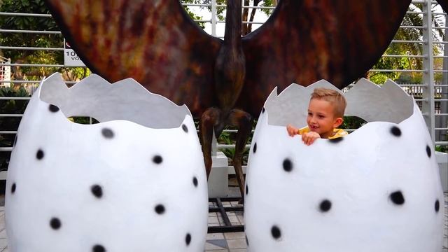 Vlad ve Nikita illüzyonlar müzesinde ve Dinozor parkında iyi günler смотреть онлайн