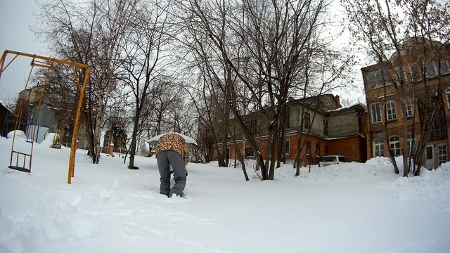 Лепим снеговика. Конец апреля и выпал снег! смотреть онлайн