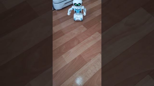 Робот MacroBot от компании Silverlit танцует, танец робота смотреть онлайн