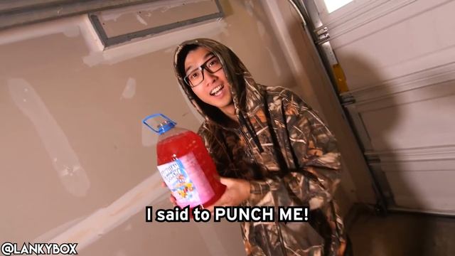 SHAWN MENDES WITH ZERO BUDGET! (Stitches PARODY) смотреть онлайн