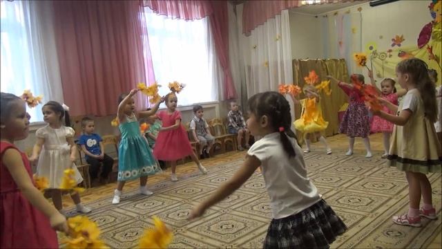 Листик листопад. Танец с осенними веточками смотреть онлайн