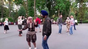 РОЗА БЕЛАЯ, РОЗА АЛАЯ! ТАНЦЫ В ПАРКЕ ГОРЬКОГО ХАРЬКОВ СЧАСТЛИВЫЕ ДНИ.mp4