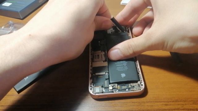 БОМБИЧЕСКИЙ РЕМОНТ IPHONE 5 SE | САМАЯ КРИНЖОВАЯ ЗАМЕНА БАТАРЕИ НА ЮТУБЕ (СТАВЛЮ DEJI) смотреть онлайн