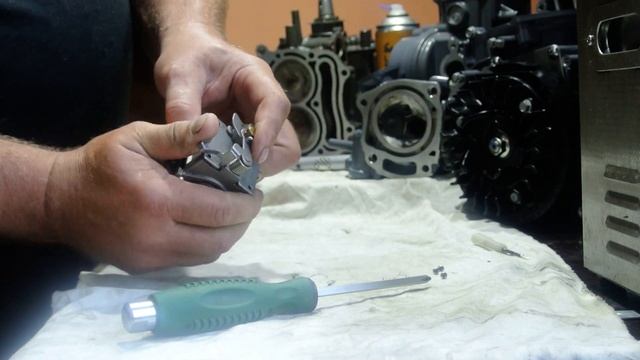 Suzuki DF 2.5 л.с 4.,5.,6 лс Как снять крышку карбюратора ! смотреть онлайн