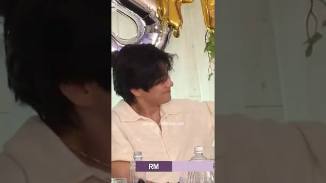 Вспомним момент, когда Тэхён так нежно смотрел и успокаивал Чонгука?? смотреть онлайн
