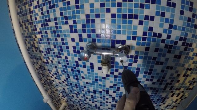 Как снять барашек с кран-буксы смесителя если заржавел крепёжный винт! смотреть онлайн