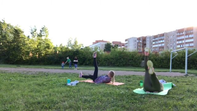 Тренировка на школьном стадионе смотреть онлайн