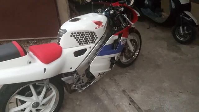 Обзор на мотоцикл Honda VFR 400R NC30. Зачем платить больше? смотреть онлайн