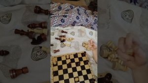 Мы с мамой играем в шашки