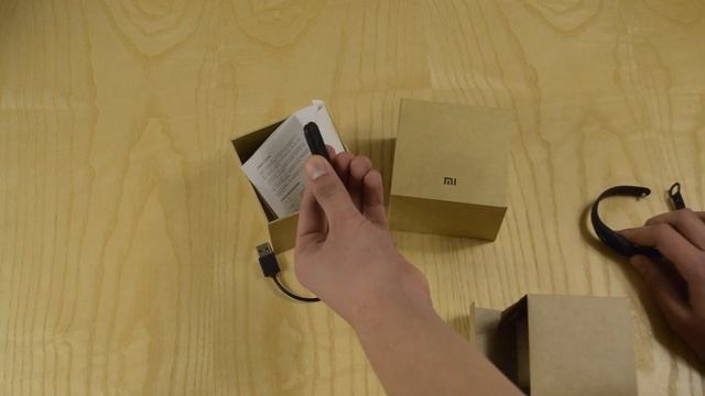 Распаковка спортивного браслета Xiaomi Mi Band смотреть онлайн