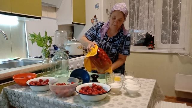 Освежающий, ароматный компот из свежей клубники смотреть онлайн