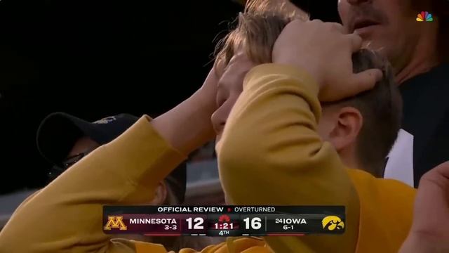 Iowa clutch punt return TD vs Minnesota gets overturned due to invalid fair catch signal смотреть онлайн