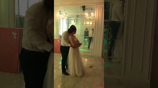 Трогательный танец на свадьбе . Подарок молодых родителям смотреть онлайн