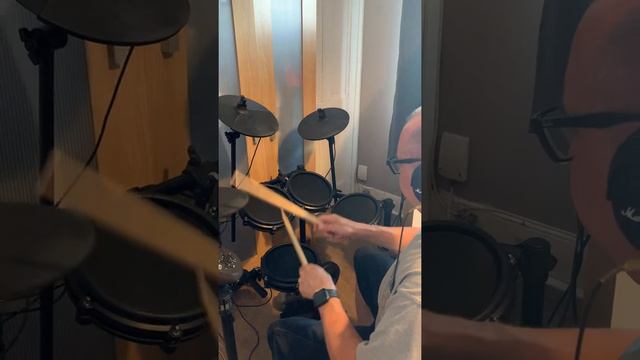 Drum Cover, Queens of The Stone Age, No One Knows on the Alesis Nitro Mesh through GarageBand IOS смотреть онлайн