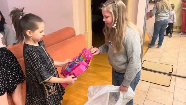Еду на ДЕНЬ РОЖДЕНИЯ сестры смотреть онлайн