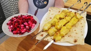 ДИЕТИЧЕСКИЙ ШАШЛЫК из куриной грудки, с гарниром из отварных овощей и адыгейского сыра