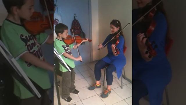 Keman Egitimi-Eren Aslan-Özlem Kaya /6 years old student is improvising with his teacher . смотреть онлайн