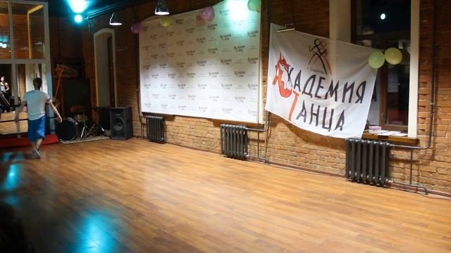 Элементы акробатики от Егора на День рождения Академии Танца! смотреть онлайн