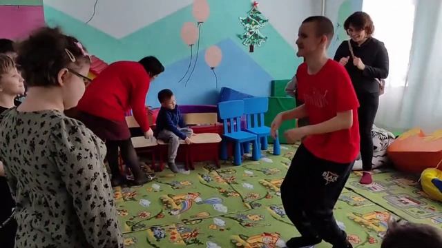 Совмещенное творческое занятие. Музыка и рисование на тарелочках. смотреть онлайн