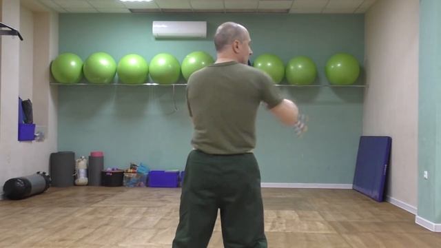 Горизонтальная восьмёрка с петлёй за спиной