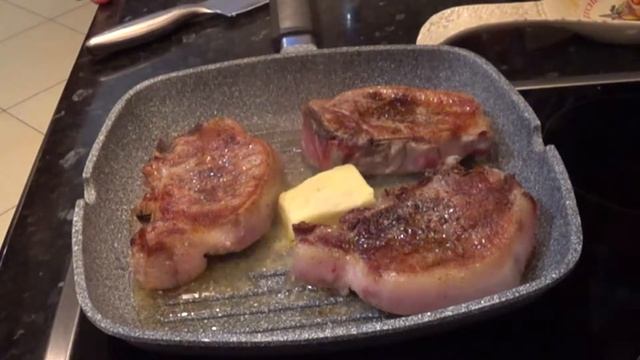 ? ШИКАРНЫЙ СТЕЙК ИЗ СВИНИНЫ. СТЕЙК ИЗ СВИНИНЫ НА СКОВОРОДЕ. смотреть онлайн