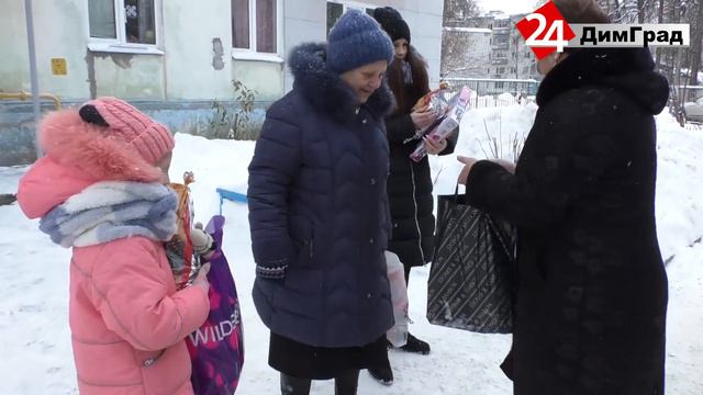 В ДИМИТРОВГРАДЕ В ПРЕДДВЕРИИ НОВОГО ГОДА НА НЕСКОЛЬКО СЧАСТЛИВЫХ ДЕТЕЙ СТАЛО БОЛЬШЕ смотреть онлайн